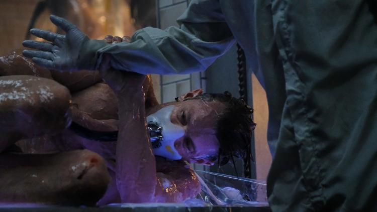 Joel Kinnaman em cena de "Altered Carbon", da Netflix - Katie Yu/Netflix - Katie Yu/Netflix
