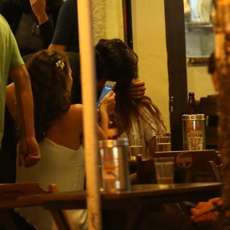 André Gonçalves com morena em bar no Rio de Janeiro - AgNews - AgNews