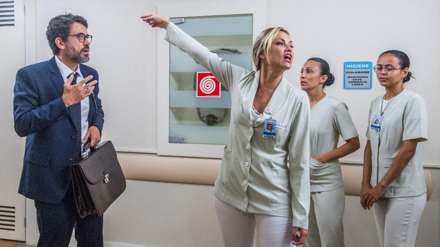 Suzy (Ellen Roche) arma escândalo no hospital após descobrir que o marido, o médico Samuel (Eriberto Leão), é gay em "O Outro Lado do Paraíso" - Raquel Cunha / Globo