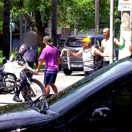 Ivo Holanda é enquadrado por policiais durante gravação de "Câmera Escondida" - Divulgação/SBT - Divulgação/SBT