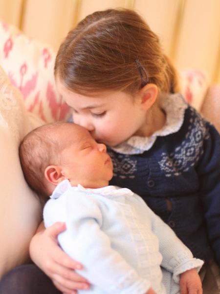 A princesa Charlotte com o príncipe Louis no colo - Getty Images