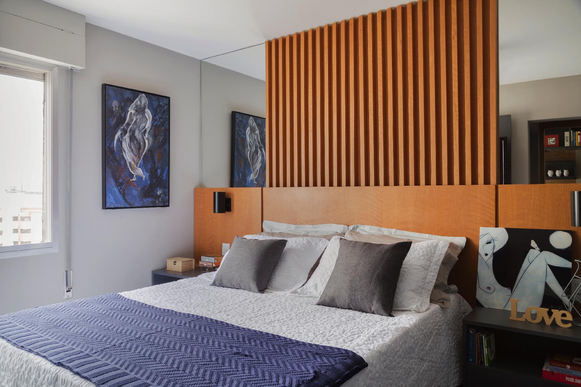 No quarto, com tons claros e madeira, o uso da marcenaria (Madeira & Art) é sempre um trunfo para aproveitar cada centímetro - Rafael Renzo/Divulgação