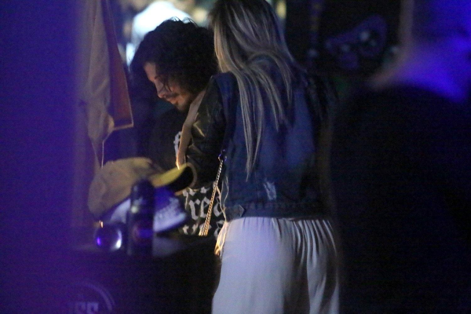 O ator Douglas Sampaio foi flagrado aos beijos com a modelo Veridiana Freitas na festa "Chega Junto", na zona portuária do Rio de Janeiro neste sábado (3) - Divulgação