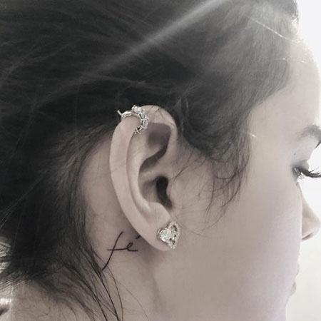 Bruna Marquezine tatua a palavra "Fé" atrás da orelha - Reprodução/Instagram/scndart