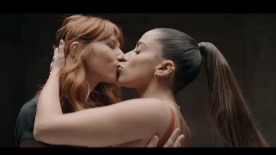 Anitta beija 24 pessoas em novo clipe, entre elas várias mulheres - Reprodução