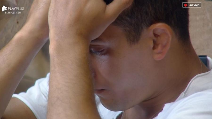 Felipe Sertanejo chora na baia em "A Fazenda 10" - Reprodução/PlayPlus
