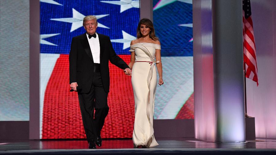 Donald e Melania Trump durante o baile inaugural após a posse do presidente em 2017 - Getty Images