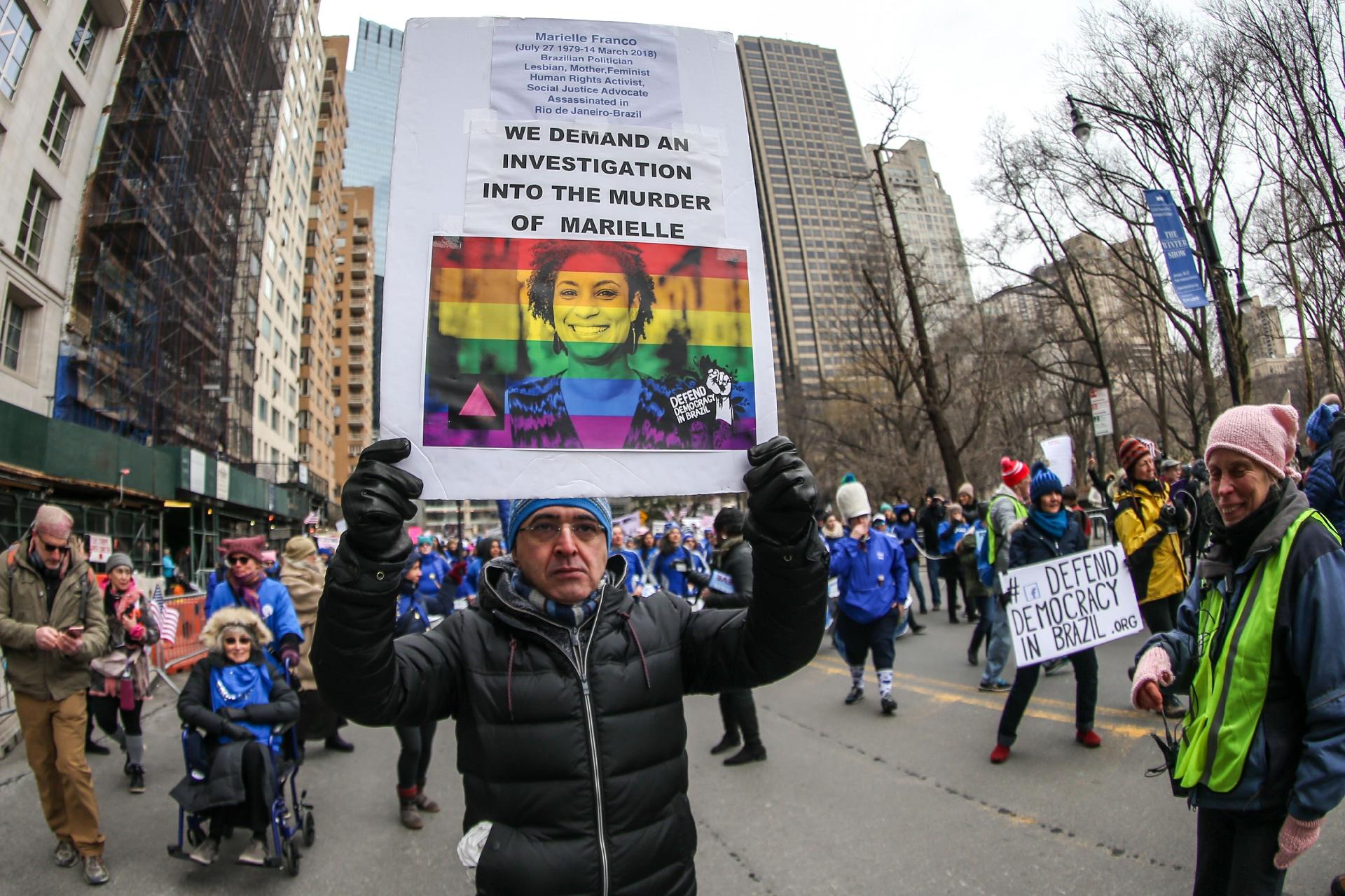 NOVA YORK, EUA, 19.01.2019 - MARCHA-MULHERES - Pessoas participam da Marcha das Mulheres no Columbus Circle, em Nova York, Estados Unidos, em 19 de janeiro de 2019 (Foto: William Volcov/Brazil Photo Press/Folhapress) - William Volcov/Brazil Photo Press/Folhapress