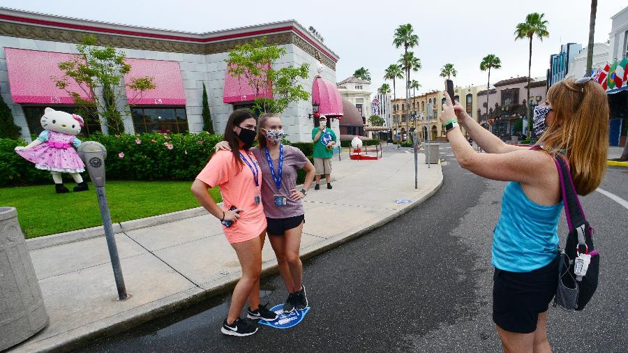Visitantes aproveitam primeiro dia da reabertura do parque da Universal, em Orlando - Getty Images