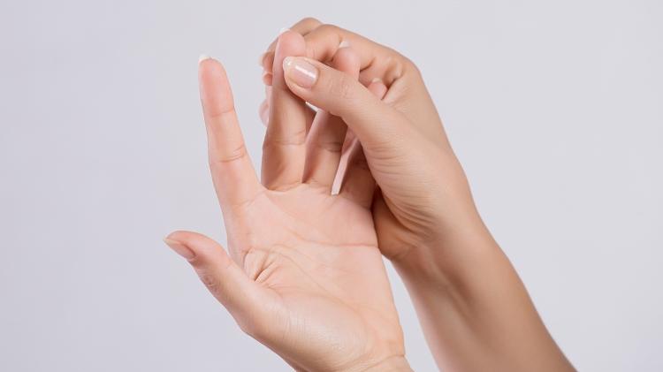 Dor nos dedos - iStock - iStock