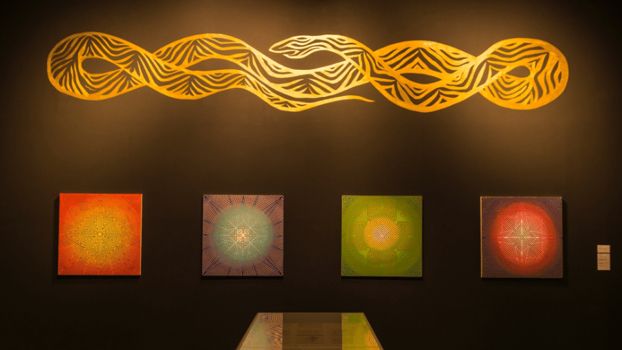 Obras de Daiara Tukano na exposição Véxoa: nós sabemos. Acima, pintura de cobra realizada na parede; abaixo, os Hori, conjunto de quatro pinturas sobre tela - Divulgação