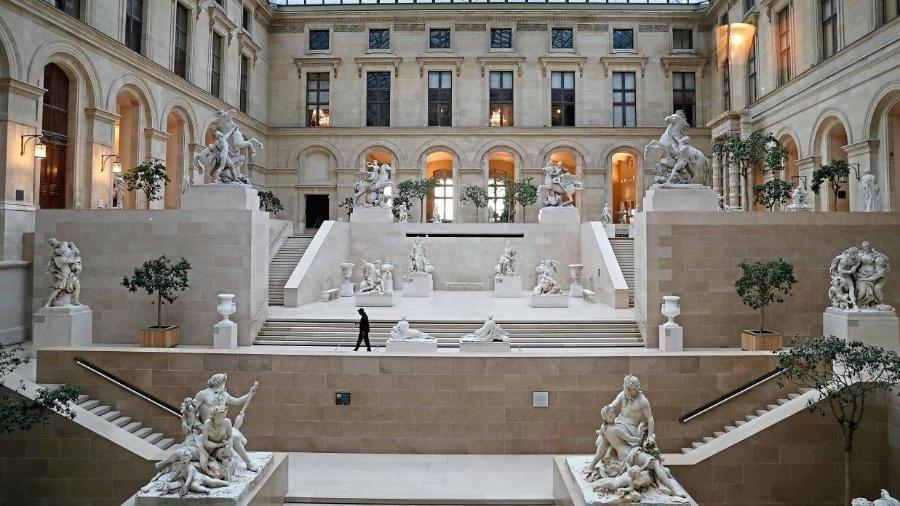 Interior do Museu do Louvre, em Paris, na França - AFP