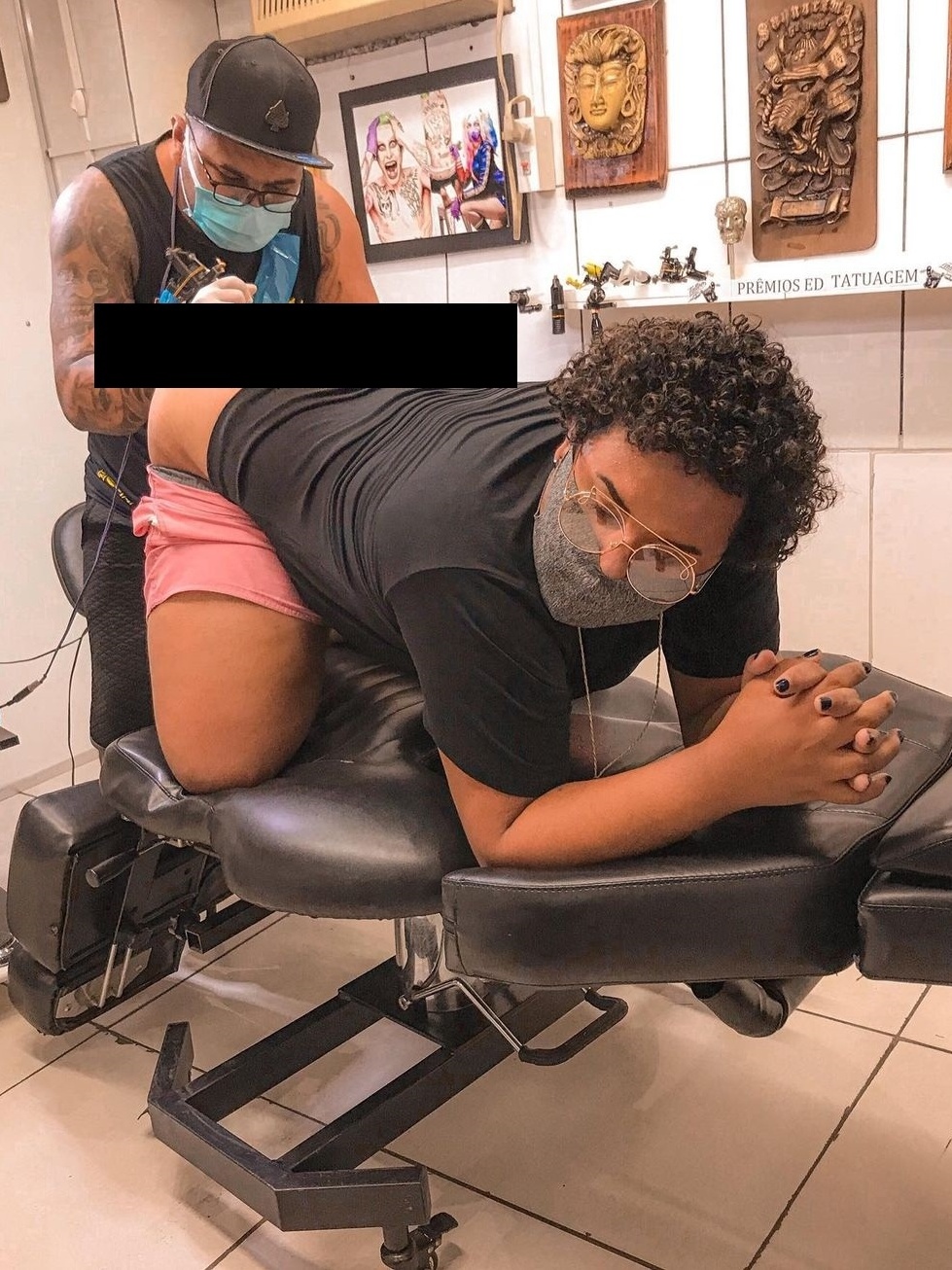 Anitta fazendo tatuagem