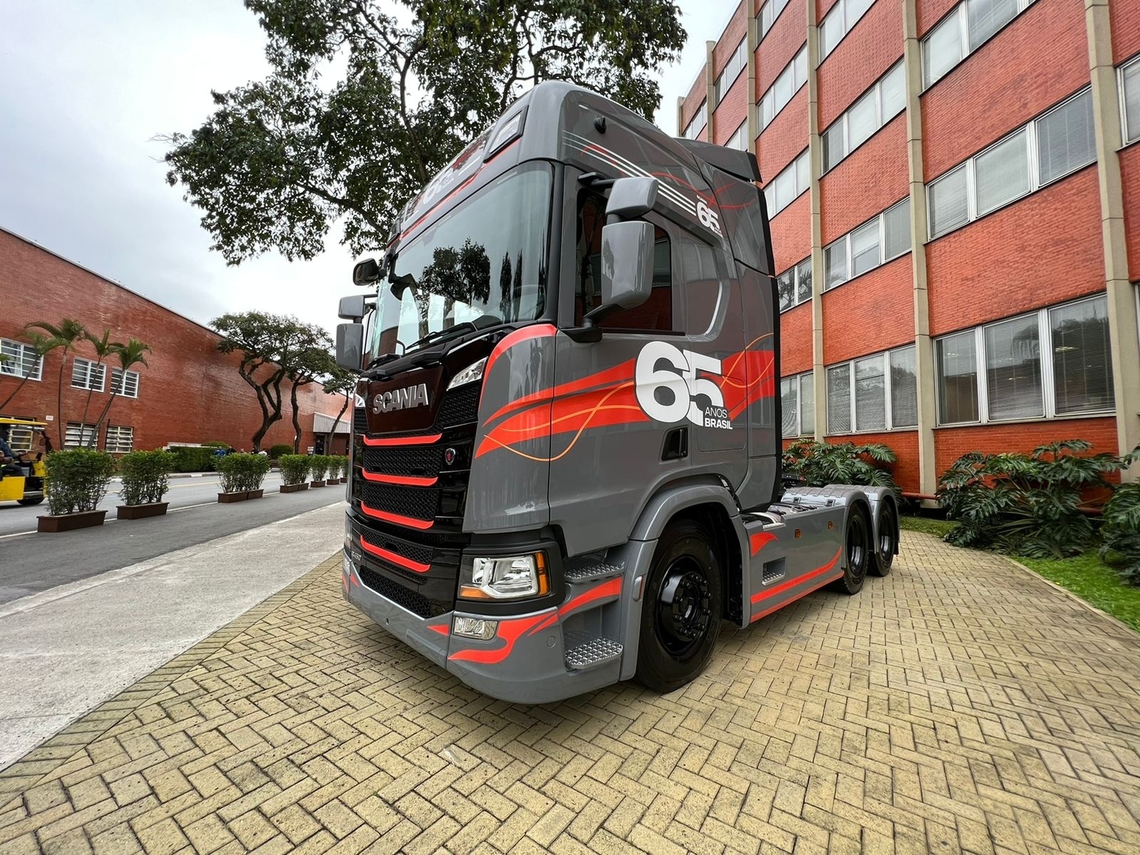 Vídeo: Caminhão que comemora os 65 anos da Scania no Brasil tem 450 cv e  cor de Audi