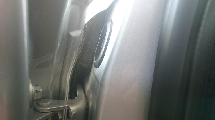 É comum conseguir identificar a presença de isopor nas portas de carros populares É comum conseguir identificar a presença de isopor nas portas de carros populares