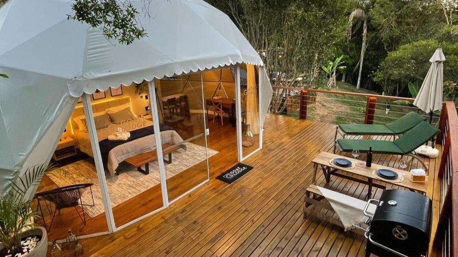 Pertinho de São Paulo, opções para casais vão de cabanas a trailer, contêiner luxuoso e domo geodésico - Reprodução Airbnb