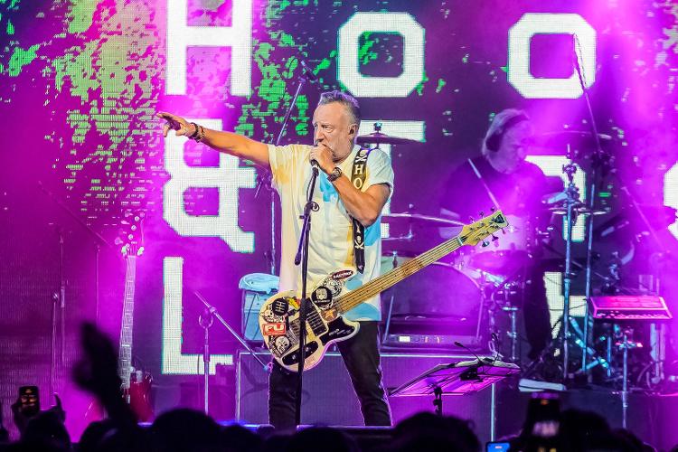 Peter Hook and The Light durante apresentação em São Paulo, no Audio, na terça (27)