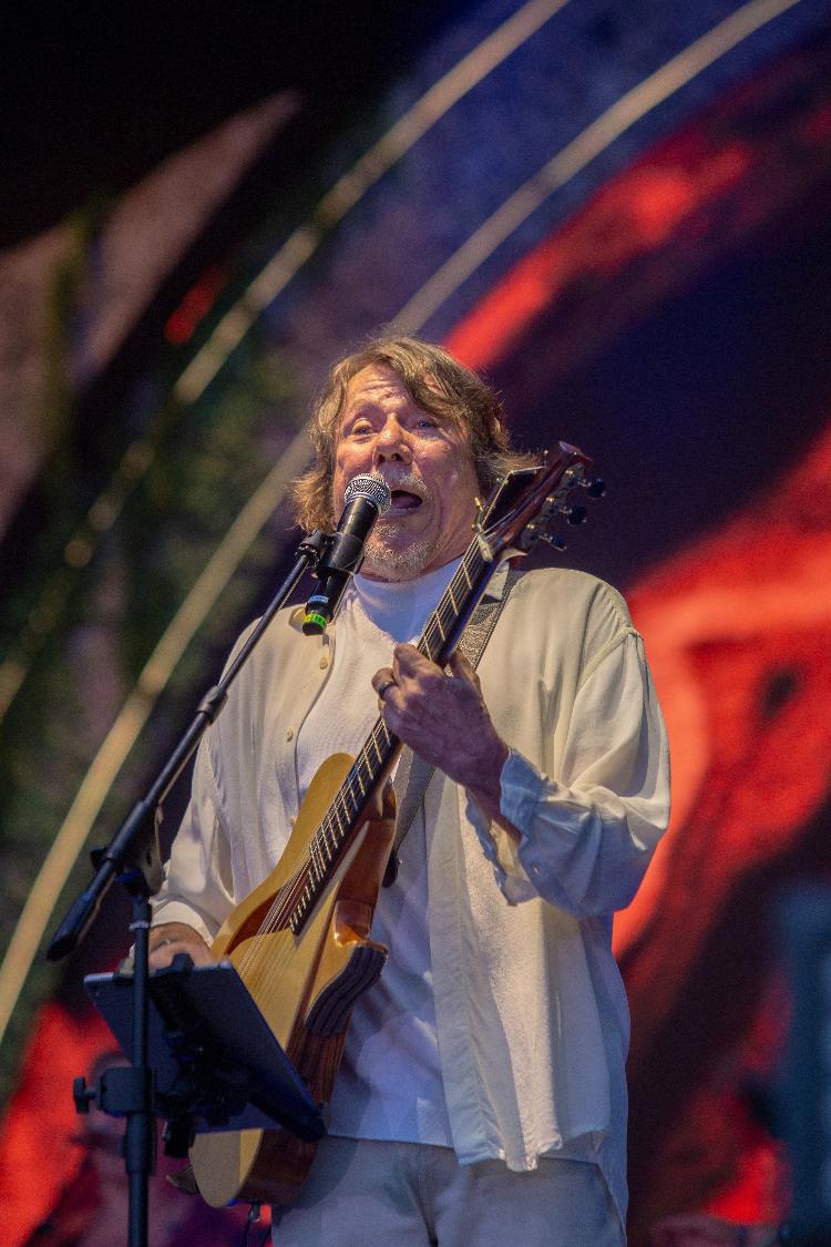 Lenine em reencontro com seu antigo parceiro Suzano no palco do Coala Festival, na terça (6), em São Paulo