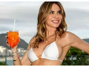 Luciana Gimenez sensualiza de biquíni e é elogiada: 'Mulher incrível'