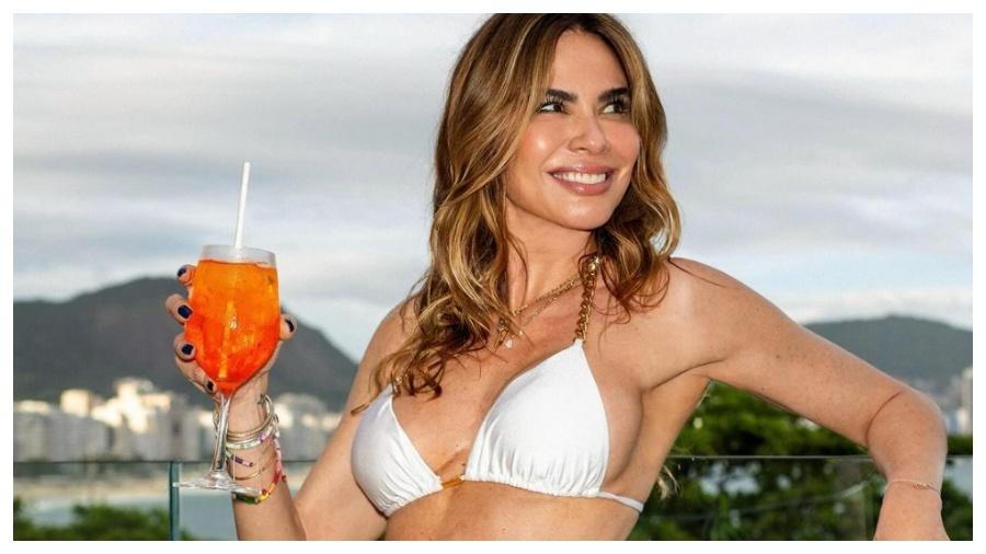 Luciana Gimenez sensualizou em fotos de biquíni - Reprodução