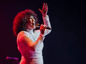 Saudades da Whitney? Belinda Davids traz ao Brasil sua homenagem à cantora