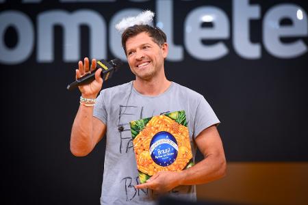 Após declarar carinho pelo Brasil, Misha Collins ganhou livro de culinária brasileira na CCXP 24