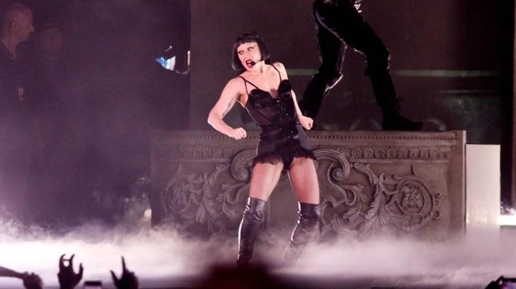 Gaga usando roupa de renda que precisou de zíper reforçado Gaga usando roupa de renda que precisou de zíper reforçado