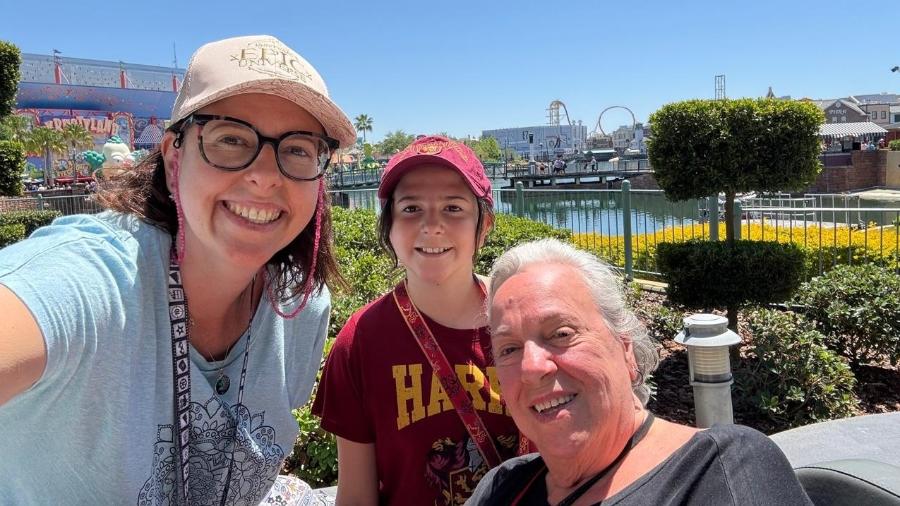 TIti Vidal com sua mãe e filha na Universal, nos Estados Unidos TIti Vidal com sua mãe e filha na Universal, nos Estados Unidos