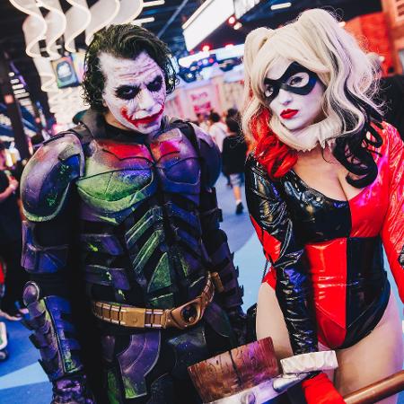 Cosplayers na CCXP mostrando o seu amor por Coringa e Arlequina, dois personagens da DC/Warner Cosplayers na CCXP mostrando o seu amor por Coringa e Arlequina, dois personagens da DC/Warner