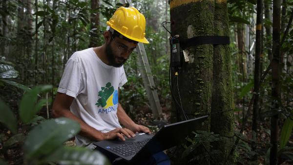 Pesquisador trabalha em projeto na Amazônia