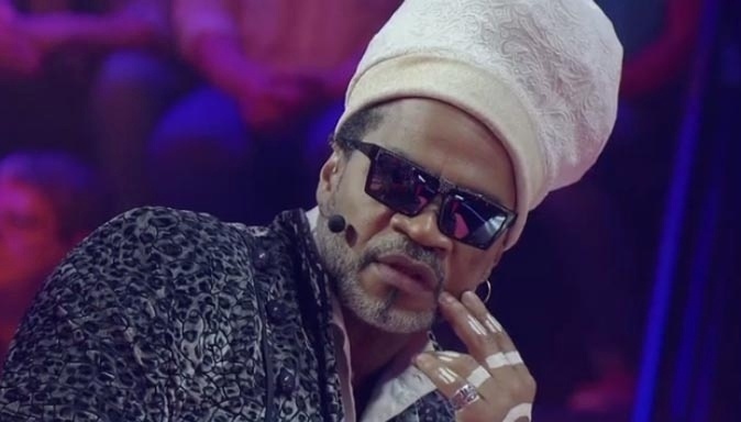 1.out.2015- Carlinhos Brown ouve voz para decidir se vira ou não a cadeira na estreia do "The Voice Brasil" - Reprodução/TV Globo