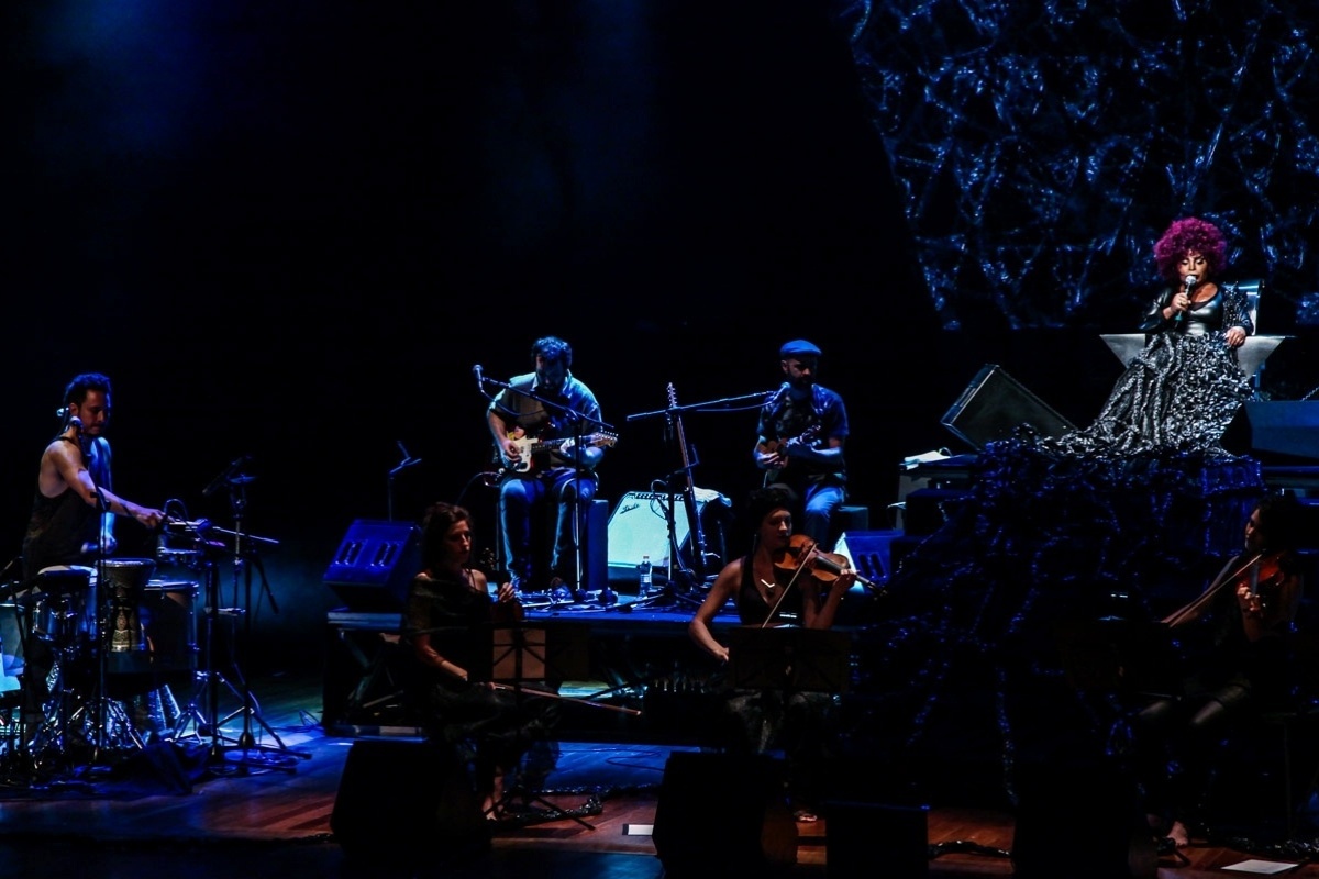 4.out.2014 - A cantora Elza Soares no show de abertura da turnê de seu disco de inéditas, "A Mulher do Fim do Mundo" - Manuela Scarpa/Photo Rio News