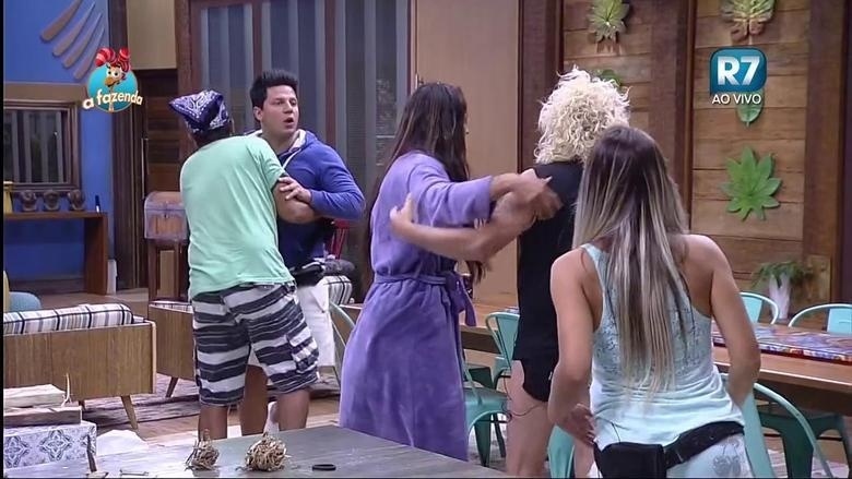 17.out.2015 - Thiago Servo e Ovelha protagonizam mais uma briga em "A Fazenda 8" - Reprodução/Record