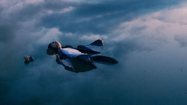 Uzochukwu diz ter uma 'conexão emocional' com esta foto, que o retrata flutuando em uma lagoa gelada no final do inverno - David Uzochukwu/BBC