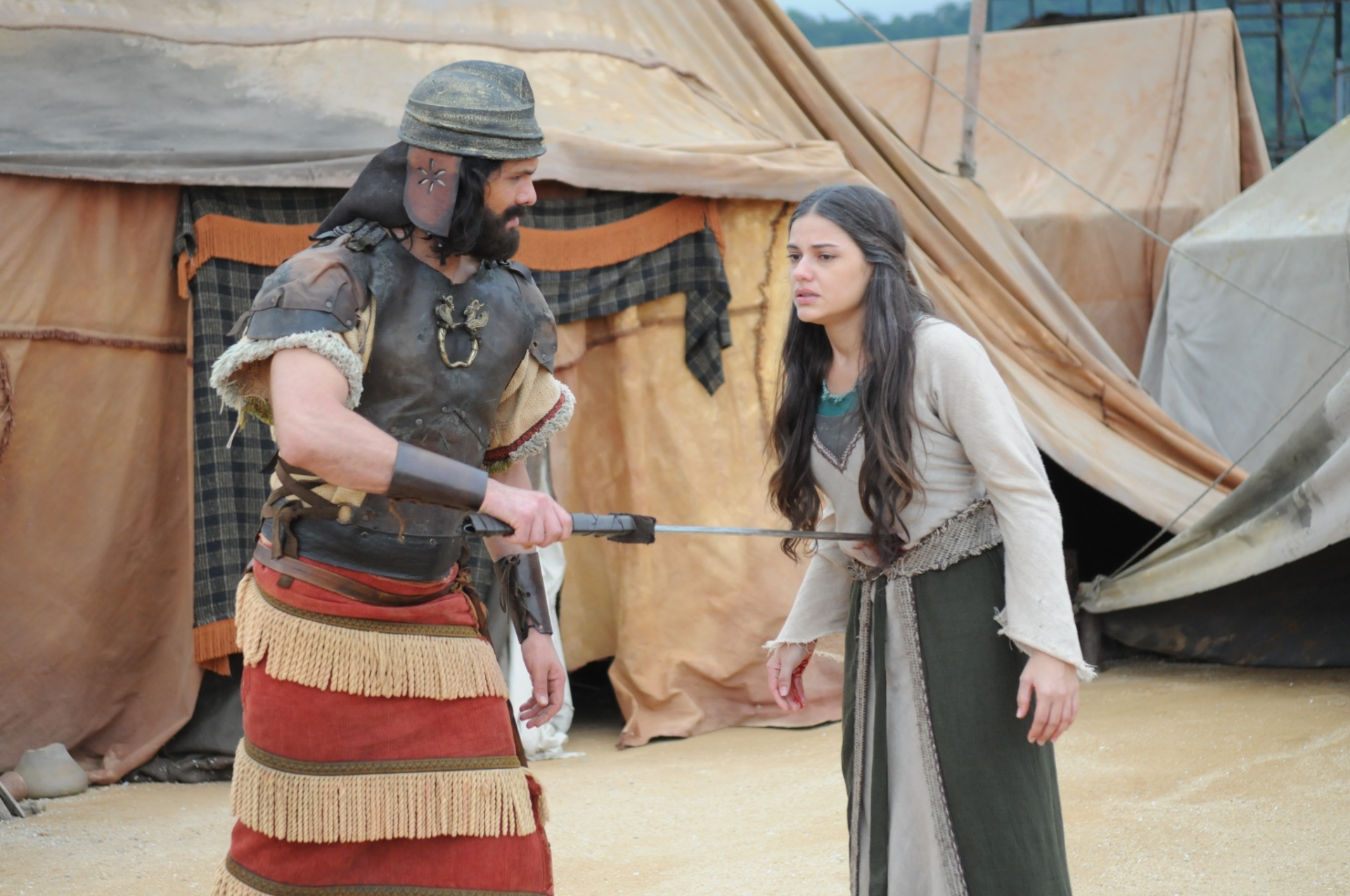 Eliseba (Gabriela Durlo) deixa a tenda e é surpreendida por um soldado amalequita. Em um ato de reflexo, ele atinge Eliseba no abdômen com a espada e a deixa gravemente ferida. Gahiji (Fernando Sampaio) se apressa para socorrer Eliseba e a carrega de volta para sua tenda, onde fica sob os cuidados de Simut (Renato Livera). A cena está prevista para ir ao ar nesta segunda-feira (16) - Munir Chatack/TV Record