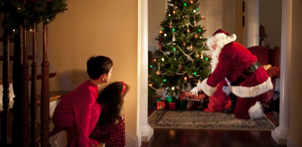 Pais são responsáveis por evidenciar características positivas da tradição do Papai Noel - Getty Images