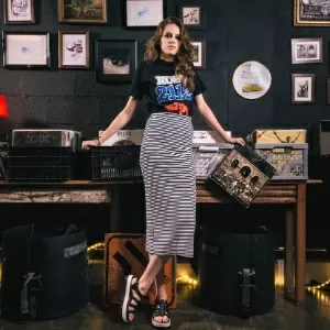 16 maneiras de usar sua camisa de banda  Moda roqueira, Moda rockeira,  Looks com camisetas