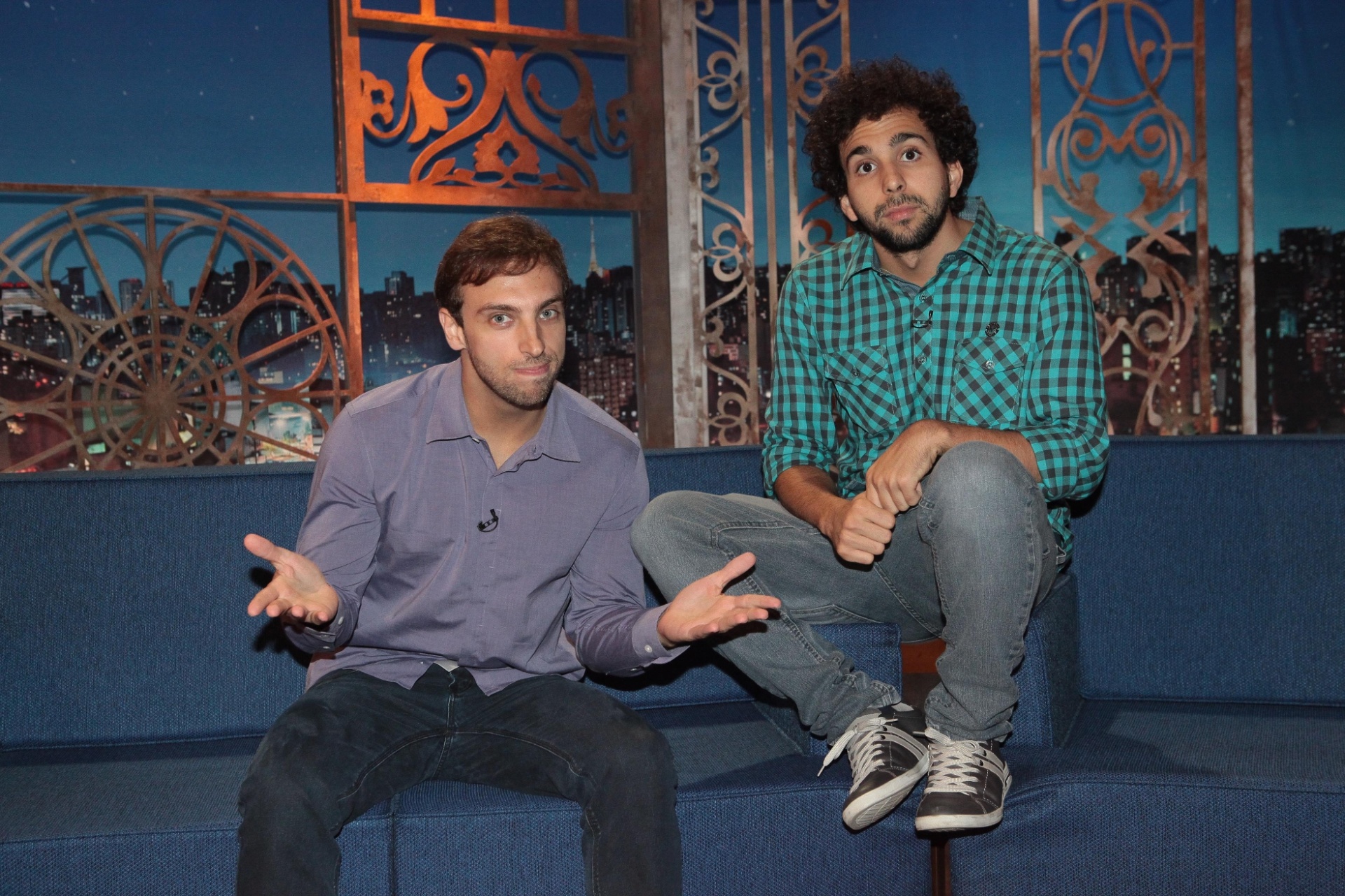 7.mar.2016 - Léo Lins e Murilo Couto, que voltarão a apresentar o quadro "Jornal do Futuro", do "Agora é Tarde" (Band), no "The Noite" - Leonardo Nones/SBT