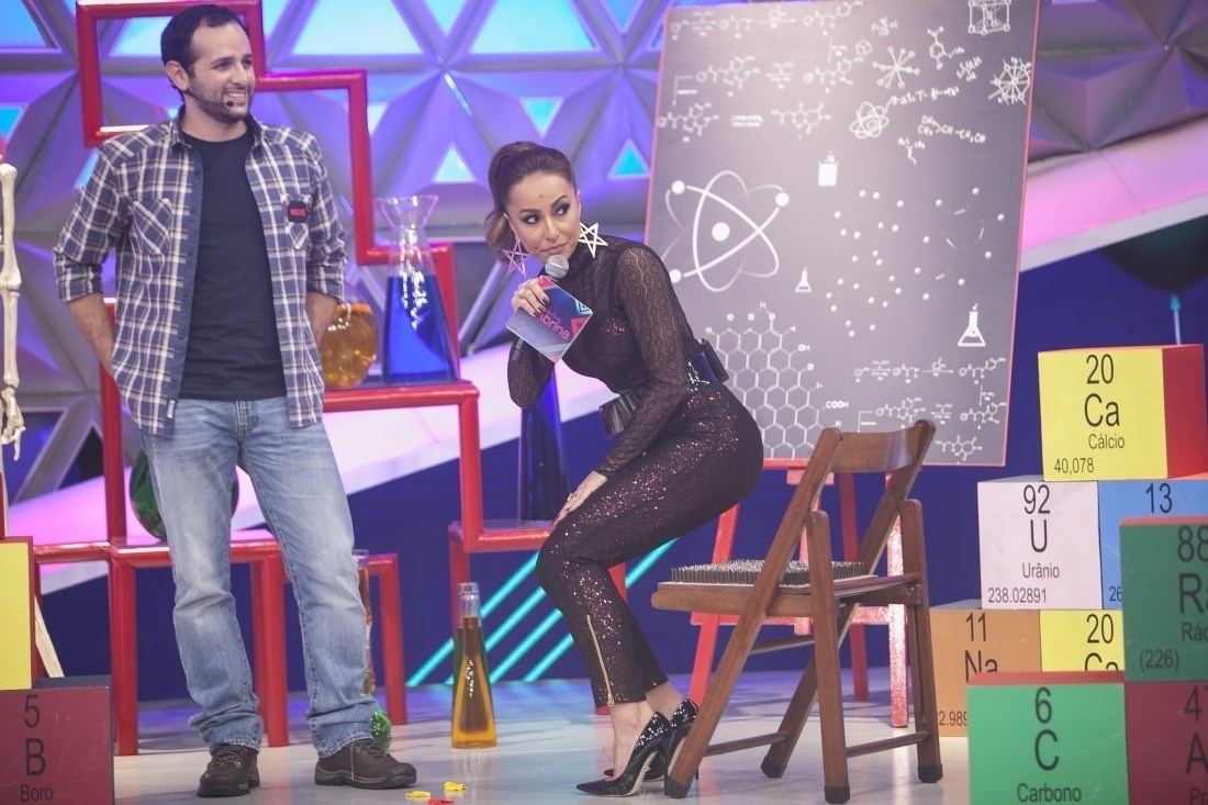Sabrina Sato senta em uma cadeira de pregos durante a gravação dos dois anos do "Programa da Sabrina" - Edu Moraes/Rede Record