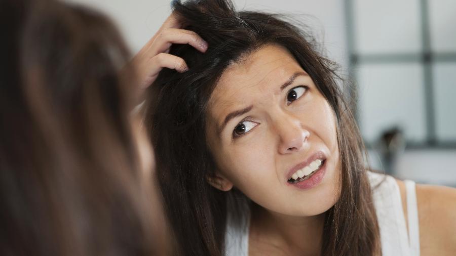 Descamação do couro cabeludo típica do inverno tem tratamento - Getty Images