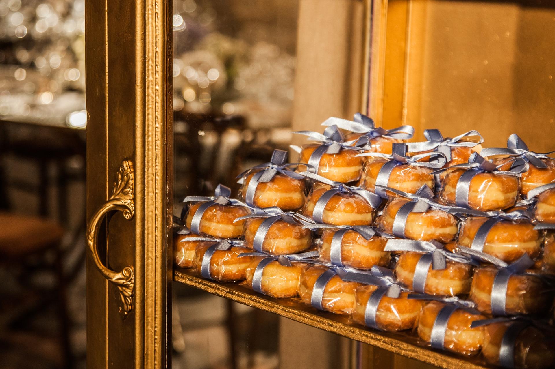 Parte fundamental de toda boa festa que se preze, os bem-casados, da AC & Fátima Bem Casados (www.acbemcasados.com.br), chamaram a atenção dos convidados dentro de um armário dourado - Lan Rodrigues