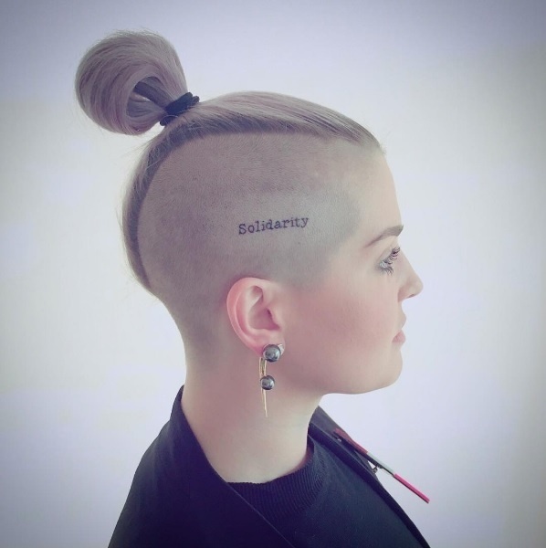 15.jun.2016 - O recente atentado a uma boate gay em Orlando, que deixou 49 mortos, inspirou Kelly Osbourne a fazer sua nova tatuagem, que diz "Solidariedade". - Reprodução/Instagram/kellyosbourne