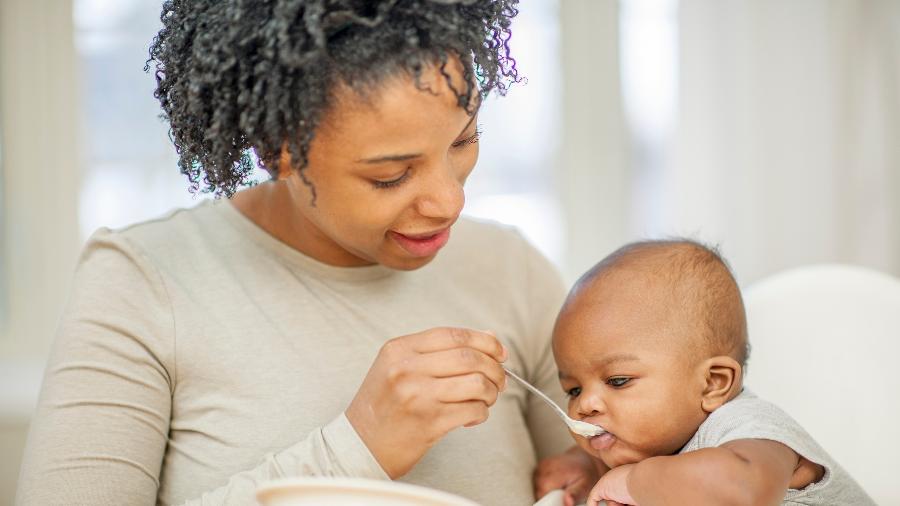 Criar horários fixos para alimentação, sono e higiene dá segurança ao bebê - Getty Images