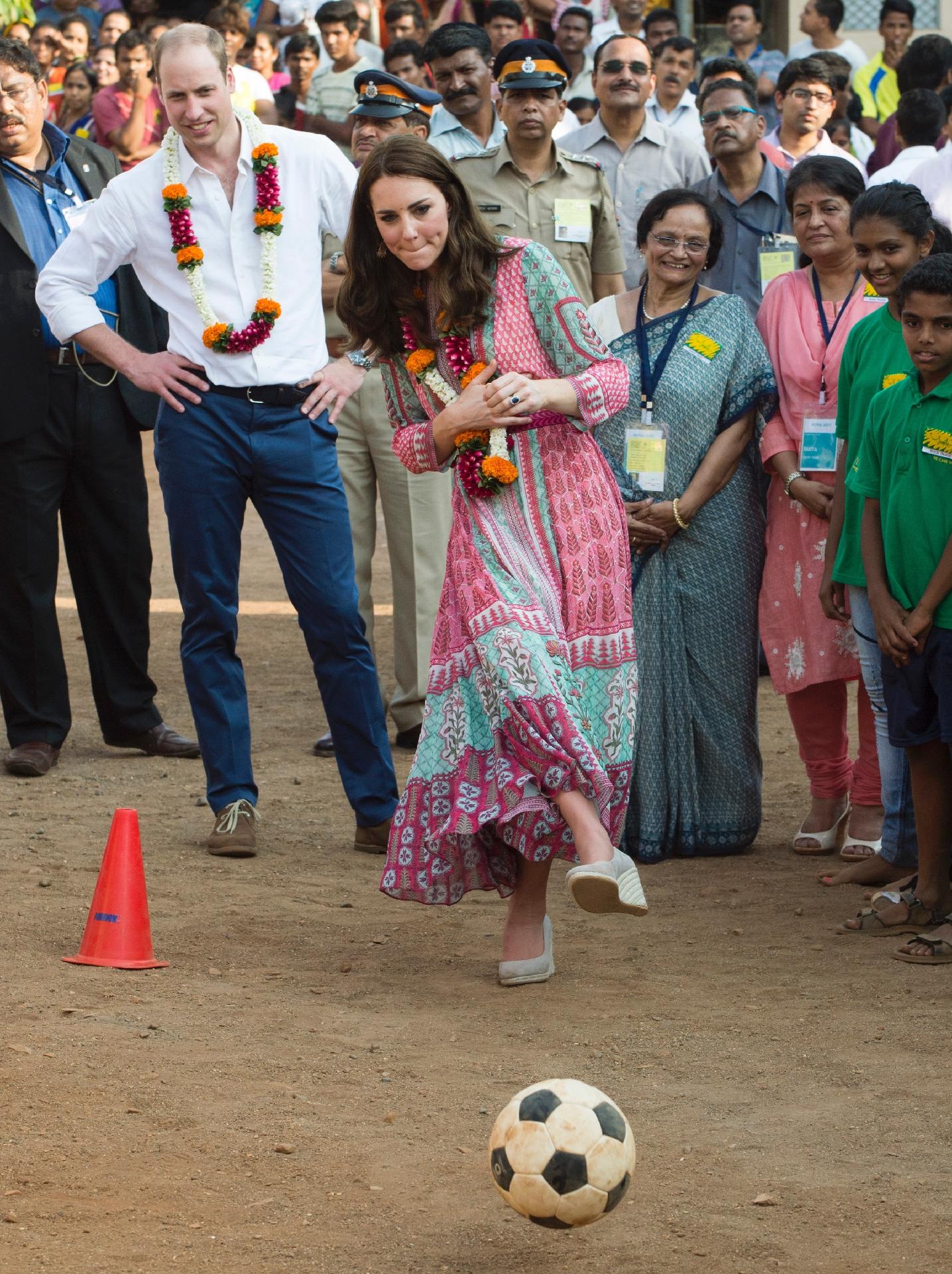 Kate Middleton jogando futebol na Índia, em abril de 2016 - Getty Images