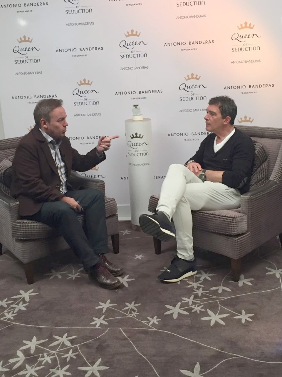 19.jul.2016 - Antonio Banderas deu entrevista a Gugu. - Divulgação/TV Record