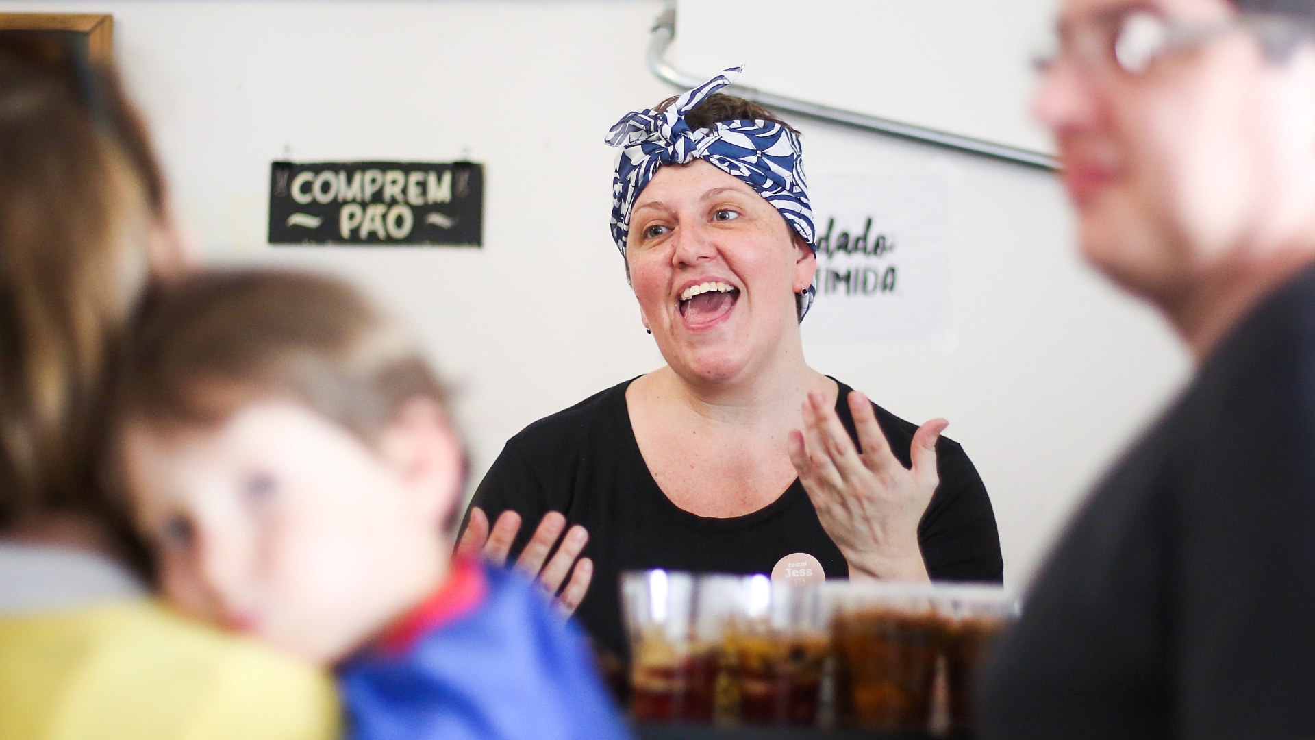 29.out.2016 - Beth Viveiros, proprietária de uma padaria da zona sul de São Paulo, criou o evento "Stars Hollow is here" e criou um cardápio especial inspirado na série "Girlmore Girls" - Ricardo Matsukawa/UOL