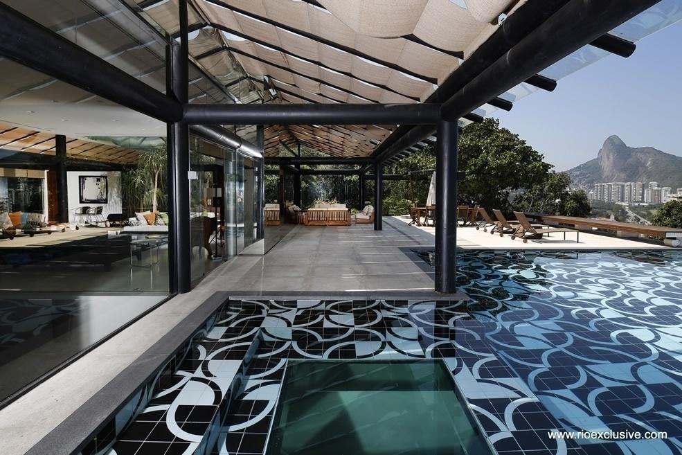O terraço tem ligação com a sala de estar e com a piscina da mansão - Reprodução/ Rio Exclusive