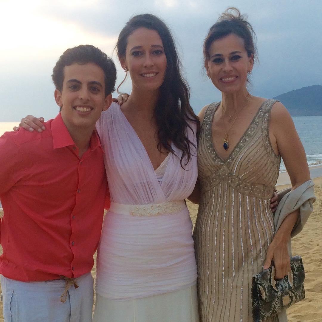 A noiva Maria Fernanda posa com a atriz Daniela Escobar e o irmão, André Matarazzo - Reprodução/Instagram/danielaescobar