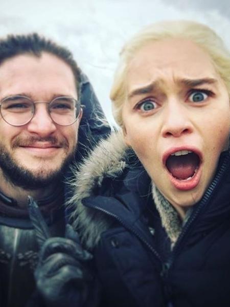 Kit Harrington e Emilia Clarke nos bastidores de "Game of Thrones" - Reprodução/Instagram