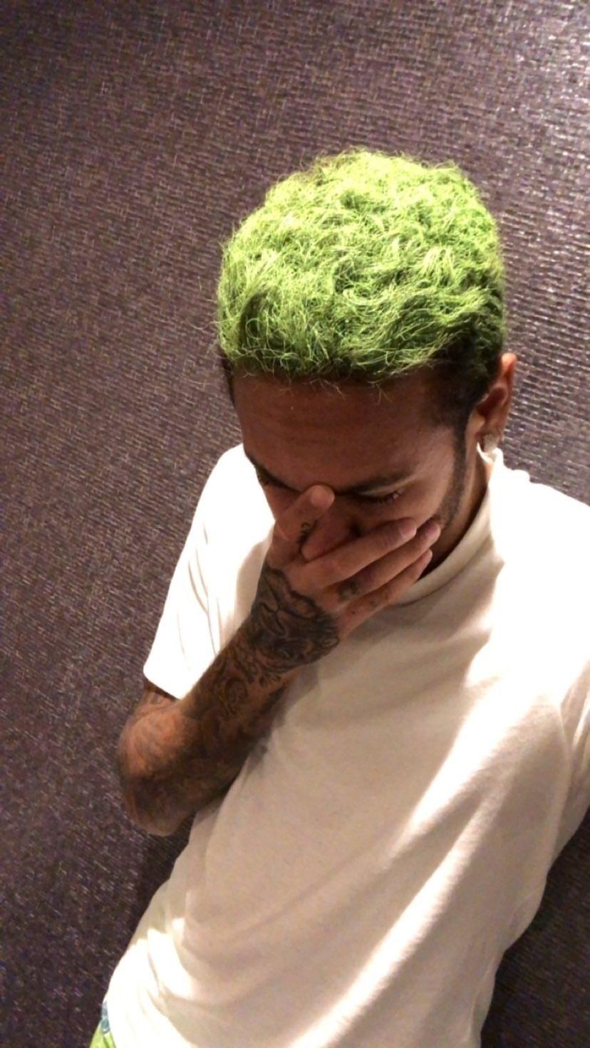 Nesta segunda (30), Neymar Jr. mostrou seu novo cabelo, pintado de verde. O craque não contou se a tinta é temporária, se é um visual especial para o Halloween ou apenas uma homenagem aos gramados em que ele já brilhou. Reveja, a seguir, outros penteados, cortes e cores que Neymar já usou nas madeixas - Reprodução/Instagram